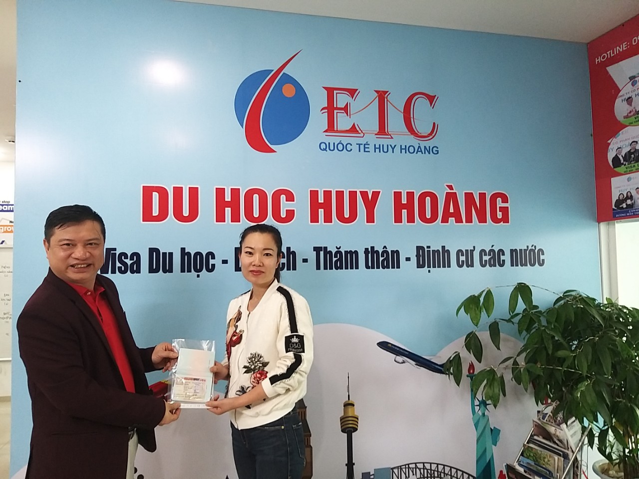 TGĐ trao visa Canada du lịch Canada cho bà Nguyễn Thị Sinh